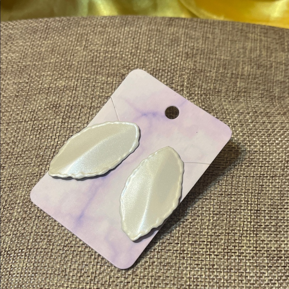 Free 🆓 With Purchase 🎁White Earrings